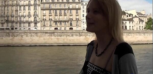  Anna, grosse salope, baise dans les rues de Paris